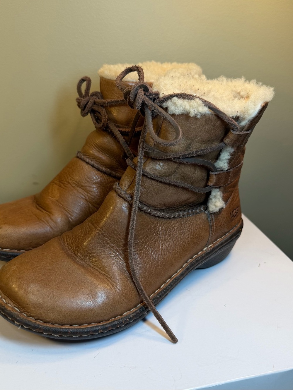 UGG Caspia 1932 Lace-Up Leather Brown Ankle Boots Fur Lining Women’s Size 6
